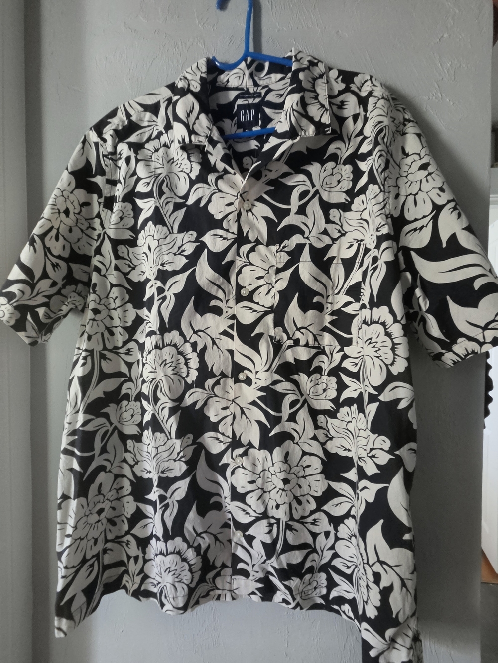 GAP Men's Black & White Floral Short-Sleeve Shirt